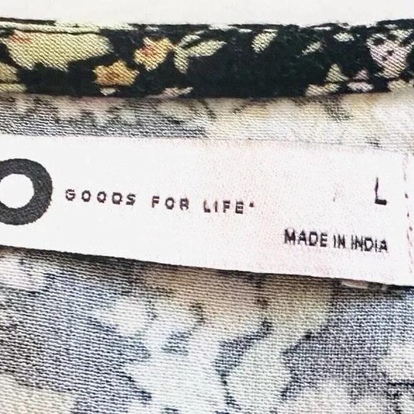 NWT SO GOODS FOR LIFE Juniors Short Sleeve Pullover V-Neck Floral Black Top Sz L - Picture 10 of 11